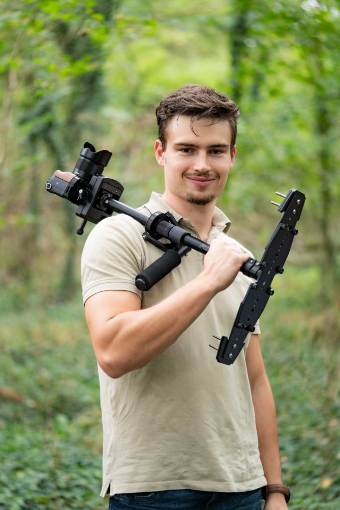professioneller Videograf mit Kamera auf einer Hochzeit
